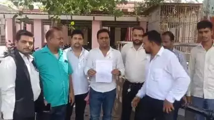 शाहजहांपुर: कलेक्ट्रेट में हनुमान आराधना सेवा समिति के कार्यकर्ताओं ने हनुमान के लिए अपशब्द कहने वाले व्यक्ति पर कार्रवाई की मांग की