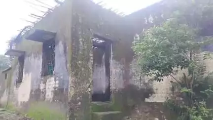निवाली: ग्राम जाल्यापानी में छत विहीन स्कूल में बच्चे बारिश में पढ़ाई करने को मजबूर