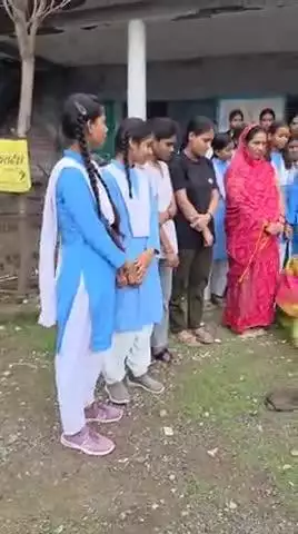 *नगर मंडल अध्यक्ष के जन्मदिवस पर इंदिरा कन्या शाला मे वृक्षारोपण*

 पर्यावरण वह प्राकृतिक परिवेश है जिसमें हम रहते है इसमें वायु,जल, भूमि,पेड़ जीव- जंतु आदि शामिल है यह जीवन का आधार है और इसका संतुलन बनाए रखना हमारी जिम्मेदारी है