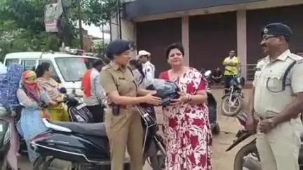 बलौदाबाज़ार: बलौदा बाजार के एसपी ने महिलाओं को पहनाया हेलमेट, स्कूली बच्चों को भी मिला