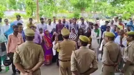 भिनगा: संयुक्त जिला चिकित्सालय भिनगा पहुंची साइबर टीम, साइबर ठगी से बचाव के लिए ग्रामीणों को दिए सुरक्षा टिप्स
