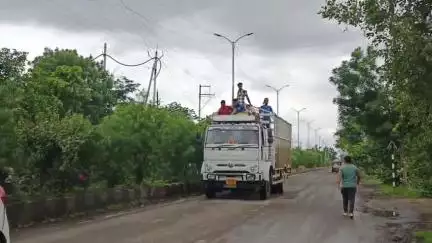 बुरहानपुर नगर: बुरहानपुर में ट्रक की बोनट पर जान जोखिम में डालकर सफर करते लोग, वीडियो हुआ वायरल