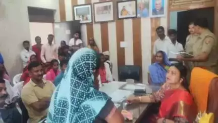 तिलहर: विधायक सलोना कुशवाह ने अपने आवास पर जनसुनवाई कर फरियादियों की समस्याएं सुनीं, निस्तारण के लिए दिए निर्देश