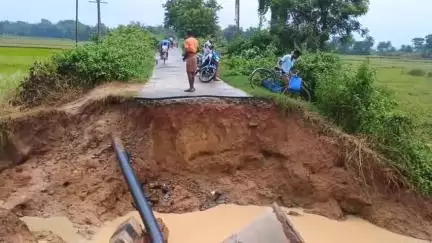 গোপীবল্লভপুর ১: টানা বৃষ্টির ও প্রবল জলের চাপে গোপীবল্লভপুরের গুড়িপুকুর এলাকায় রাস্তার অংশ ভেঙে যাওয়ায় সমস্যায় বাসিন্দারা#Jansamasya