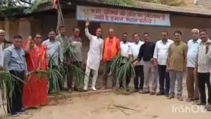 जैसलमेर: भाजपा प्रदेश अध्यक्ष मदन राठौड़ के जन्मदिवस पर जैसलमेर में वाजपेई ने गौशाला में गायों को खिलाया हरा चारा