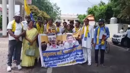 झांसी: योगी सरकार के प्राथमिक विद्यालय बंद करने के फैसले पर झांसी में AAP ने किया हल्ला बोल, कलेक्ट कार्यालय में सौंपा ज्ञापन