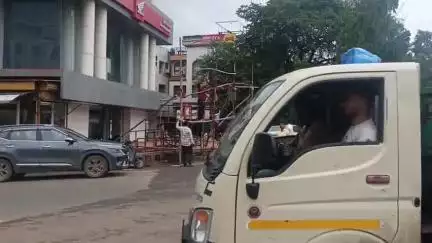 सातारा: शिवतीर्थ परिसरातील नो फ्लेक्स झोनमध्ये लावलेले नेत्यांचे बँनर सातारा पालिकेने हटवले