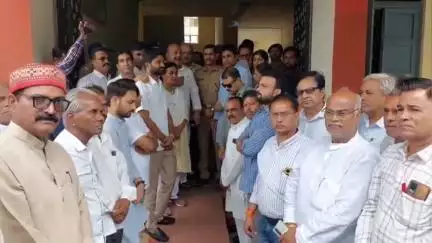 मंदसौर: प्रदेश कांग्रेस अध्यक्ष के खिलाफ झूठी FIR के विरोध में कांग्रेस कार्यकर्ताओं ने ASP को SP कार्यालय पर दिया ज्ञापन