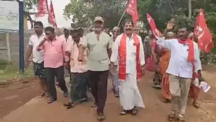 జూపాడుబంగ్లా ఉపాధి కూలీల పెండింగ్ వేతనాలు చెల్లించాలని:వ్యాకాస ఆధ్వర్యంలోఎంపీడీవో కార్యాలయం ర్యాలీ ధర్నా