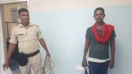 बिहार: झींग नगर गांव से पुलिस ने शराब के नशे में धुत एक नशेड़ी को किया गिरफ्तार