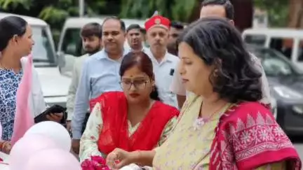 शाहजहांपुर: महिला कल्याण विभाग की महिला हेल्पलाइन 181 गाड़ी को मुख्य विकास अधिकारी ने हरी झंडी दिखाकर रवाना किया