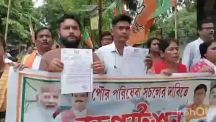চুঁচুড়া-মগরা: পুলিশের সাথে ধাক্কাধাক্কি বিজেপি কর্মীদের ঘটনাটি হুগলি চুঁচুড়া পৌরসভার