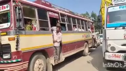 बिधूना: ऐरवाकटरा कस्बे में सड़क पर फंसे ट्रक के कारण लगा भीषण जाम, 2 घंटे से लोग परेशान