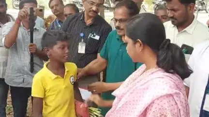 புதுக்கோட்டை: பள்ளிக்கு செல்லாமல் முகாமில் கலந்து கொண்ட மாணவனுக்கு அறிவுரை வழங்கிய ஆட்சியர் திருமலை காயசமுத்திரத்தில் #ViralVideo