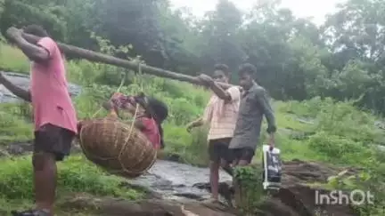 ఏజెన్సీలో మళ్లీ డోలిమోత, అత్యవసర వైద్యం కోసం ఆశా కార్యకర్తను డోలీలో ఆసుపత్రికి తరలింపు