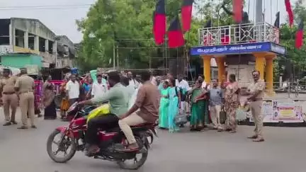 திண்டுக்கல் கிழக்கு: அரசு மருத்துவமனை அருகே சாலை மறியலில் ஈடுபட்ட மக்கள் நலப் பணியாளர்கள் கைது