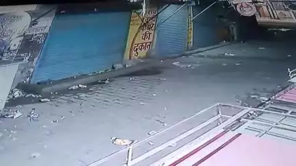 कोल: तस्वीर महल पर अंग्रेजी शराब ठेके में चोर ने ₹50 हजार की चोरी की घटना को दिया अंजाम, CCTV में कैद हुई