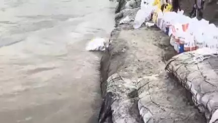 बेलदौर: तेलिहार बांध पर कटाव का खतरा बरकरार, कटाव निरोधक कार्य के बाद भी बांध सुरक्षित नहीं