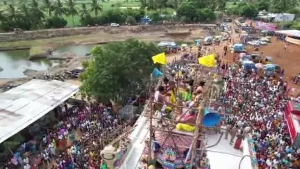 கள்ளக்குறிச்சி: ஏமப்பேர் - விளாந்தாங்கல் ஏரியில் தென்புறம் அமைந்துள்ள ஸ்ரீ சின்னம்மாள் ஆலய மஹா கும்பாபிஷேக விழாவின் கழுகு பார்வை காட்சி