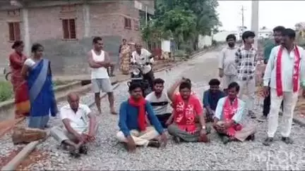 వనపర్తి: సిసి రోడ్లు నాణ్యవంతంగా నిర్మించాలని వనపర్తి జిల్లా సిపిఐ నాయకుల నిరసన ధర్నా