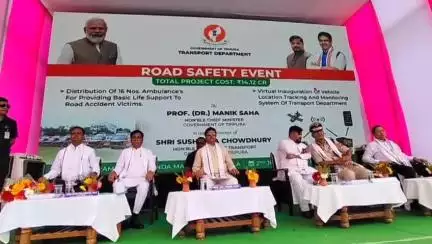 মোহনপুর: স্বামী বিবেকানন্দ ময়দানে সড়ক নিরাপত্তার কাজে ব্যবহারের জন্য ১৬ টি অ্যাম্বুলেন্সের উদ্বোধন করেন মুখ্যমন্ত্রী