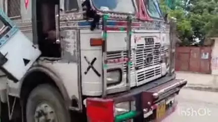 निघासन: बेलरायां कुसाही बाजार के पास तेज रफ्तार टैंकर की टक्कर से साइकिल सवार ग्रामीण घायल, पुलिस ने टैंकर को लिया कब्जे में