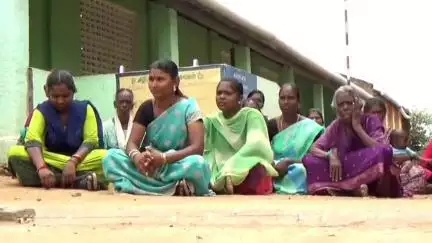 திண்டுக்கல் மேற்கு: அழகுபட்டி ஊராட்சி துவக்கப்பள்ளியில் இடிந்து விழும் நிலையில் உள்ள பள்ளி கட்டிடத்தை சீரமைத்து தர கோரி பெற்றோர்கள் தரையில் அமர்ந்து போராட்டம்#localissue