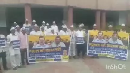 कासगंज: कार्यकर्ताओं ने जिला कलेक्ट्रेट पर यूपी सरकार के 27 हजार प्राइमरी विद्यालयों के बंद करने के फैसले का किया विरोध