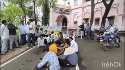 धार: रेलवे मुआवजे को लेकर किसान भड़के, धार कलेक्टर कार्यालय पर दिया धरना