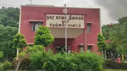 ஓசூர்: கரூருக்கு காரில் கடத்த இருந்த குட்கா, மதுபாட்டில்கள் பறிமுதல்- இருவரை கைது செய்து ஒசூர் கோர்டில் ஆஜர் செய்து விசாரணை