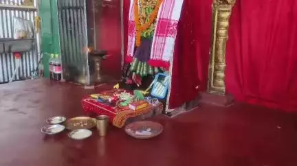 তিনিচুকীয়া: 'মই ক্ষমা বিচাৰিছো', গামোচাৰ ওপৰেৰে বাবাই খোজ কঢ়া বিতৰ্কক লৈ মাকুমত শ্ৰী জয় অঘৰী কালী মন্দিৰৰ সাধক ৰণবীৰ সিঙৰ সংবাদ মেল