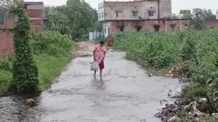 चक्रधरपुर: टोकलो रोड पर जलजमाव से लोग परेशान, नगर परिषद के प्रति जताई नाराज़गी #jansamasya