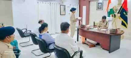 आज दिनांक -02.07.2025 को पुलिस अधीक्षक महोदय बाँका द्वारा अपने कार्यालय कक्ष में जन सुनवाई…