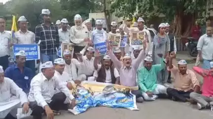 शाहजहांपुर: आम आदमी पार्टी के कार्यकर्ताओं ने कलेक्ट्रेट में दिया ज्ञापन, विद्यालयों को मर्ज करने के निर्णय पर रोक लगाने की मांग की