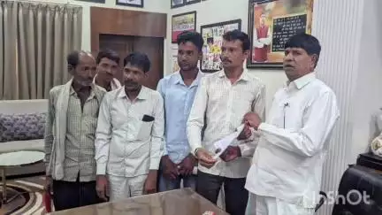 पठारी: क्षेत्र के एक दर्जन से अधिक नागरिकों ने अपनी विभिन्न समस्याओं के समाधान के लिए विधायक को दिए आवेदन