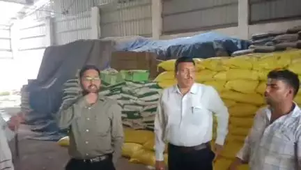 इंदरगढ़: नगर में जिला पंचायत सीईओ ने खाद गोदाम व निजी दुकानों का किया निरीक्षण, दो दुकानें बंद मिलने पर किया सील