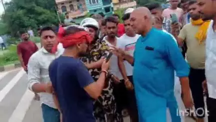 डुमरांव: वर्चस्व को लेकर चिलहरी और प्रतापसागर के दो गुटों में हिंसक झड़प, राजद छात्र नेता को पीटा और स्कॉर्पियो में की तोड़फोड़