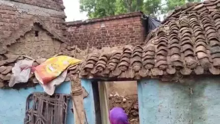कौंच: ग्राम कूंड़ा में भरभरा कर गिरा कच्चा मकान, घर के अंदर सो रहे दंपति और मासूम बच्चे मलबे में दबे, गंभीर रूप से जख्मी