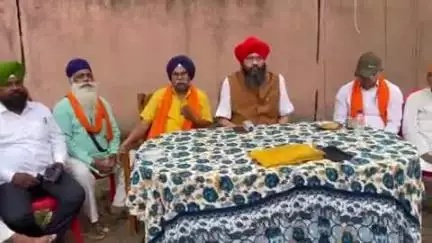 बिहार: भराव स्थित गुरुद्वारा में अल्पसंख्यक आयोग के उपाध्यक्ष लखविन्दर सिंह के साथ लोगों ने की बैठक