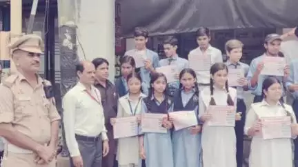 शाहजहांपुर: अंटा चौराहे पर ट्रैफिक पुलिस ने जागरूकता कार्यक्रम का आयोजन किया, छात्र-छात्राओं ने लोगों को जागरूक किया