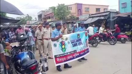 মুরারই ২: পাইকর থানার পুলিশের পক্ষ থেকে পাইকরে র‍্যালির মাধ্যমে সেভ ড্রাইভ সেভ লাইফ কর্মসূচি পালন করা হল