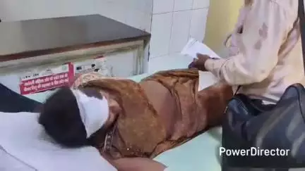 कर्वी: कर्वी के कपसेठी में बैंक ऑफ बड़ौदा के पास ई-रिक्शा पलटा, ई-रिक्शा सवार मां-बेटी घायल, जिला अस्पताल में भर्ती