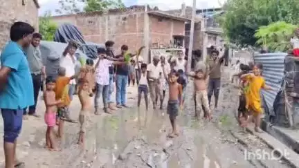 कैसरगंज: मूसापट्टी गांव में सड़क पर धान रोप कर ग्रामीणों ने जमकर किया विरोध प्रदर्शन  #jansamasya