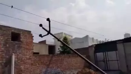 झुंझुनू: अंसारी कॉलोनी के वार्ड नंबर 57 और 58 में मौत का तांडव, 2 मकानों पर गिरा बिजली का पोल, बड़ा हादसा कभी भी हो सकता है