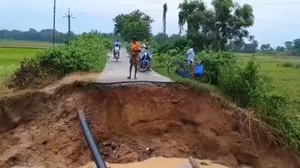 গোপীবল্লভপুর ১: টানা বৃষ্টি ও প্রবল জলের চাপে গুড়িপুকুর এলাকায় ভেঙে গেছে রাস্তার একাংশ, সমস্যায় বাসিন্দারা #Jansamasya