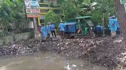 দেগঙ্গা: প্লাস্টিক ফ্রী ডে অভিযানে দেগঙ্গা পঞ্চায়েত সমিতির সামনে জলাশয় থেকে প্লাস্টিক সহ অন্যান্য বর্জ্য পদার্থ পরিষ্কার করা হল