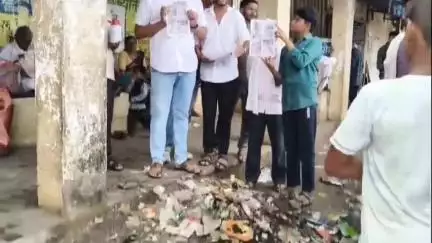 दारव्हा: बोरीअरब येथे नागरिकांनी केले गावात भीक मांगो आंदोलन