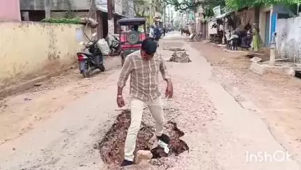मुंगेर: अंबे चौक से शाह जुबेर रोड तक सड़क पर गड्ढे, राहगीर घायल