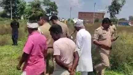 आंवला: आंवला के मनोना खेत में मिला 80 वर्षीय बुजुर्ग का शव, कई दिनों से लापता था, कपड़ों से हुई पहचान