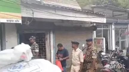 चाईबासा: सीओ उपेंद्र कुमार ने चाईबासा बस स्टैंड स्थित विदेशी शराब की दुकान को बंद कराकर हैंडओवर लिया